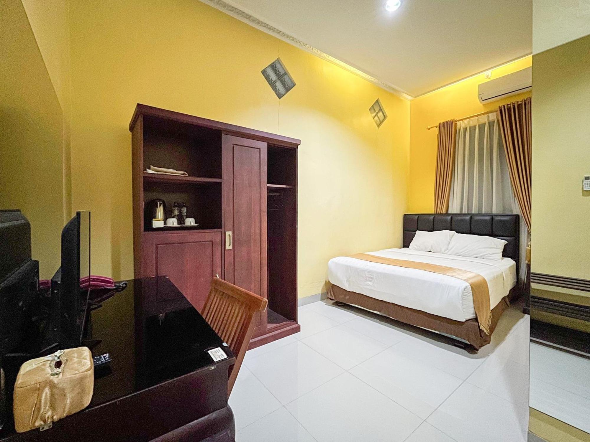 Kartika Hotel Syariah Pacitan Mitra Reddoorz Dış mekan fotoğraf