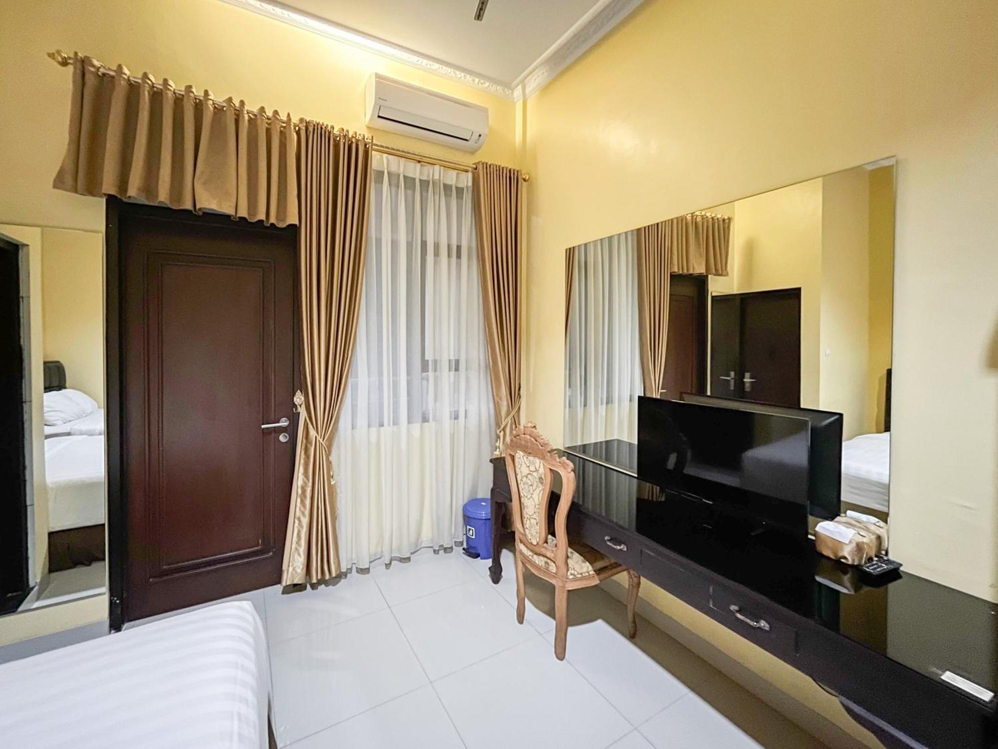 Kartika Hotel Syariah Pacitan Mitra Reddoorz Dış mekan fotoğraf