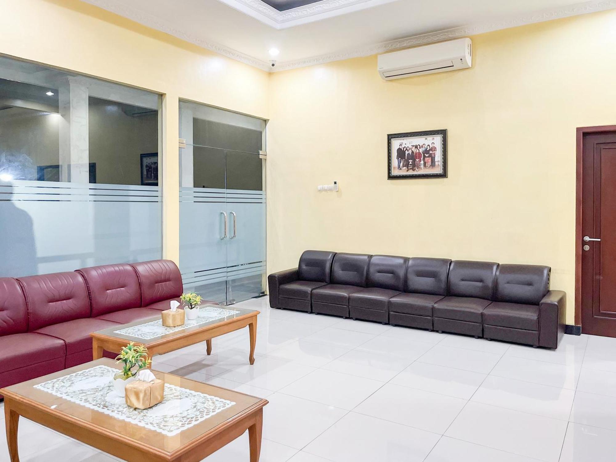 Kartika Hotel Syariah Pacitan Mitra Reddoorz Dış mekan fotoğraf