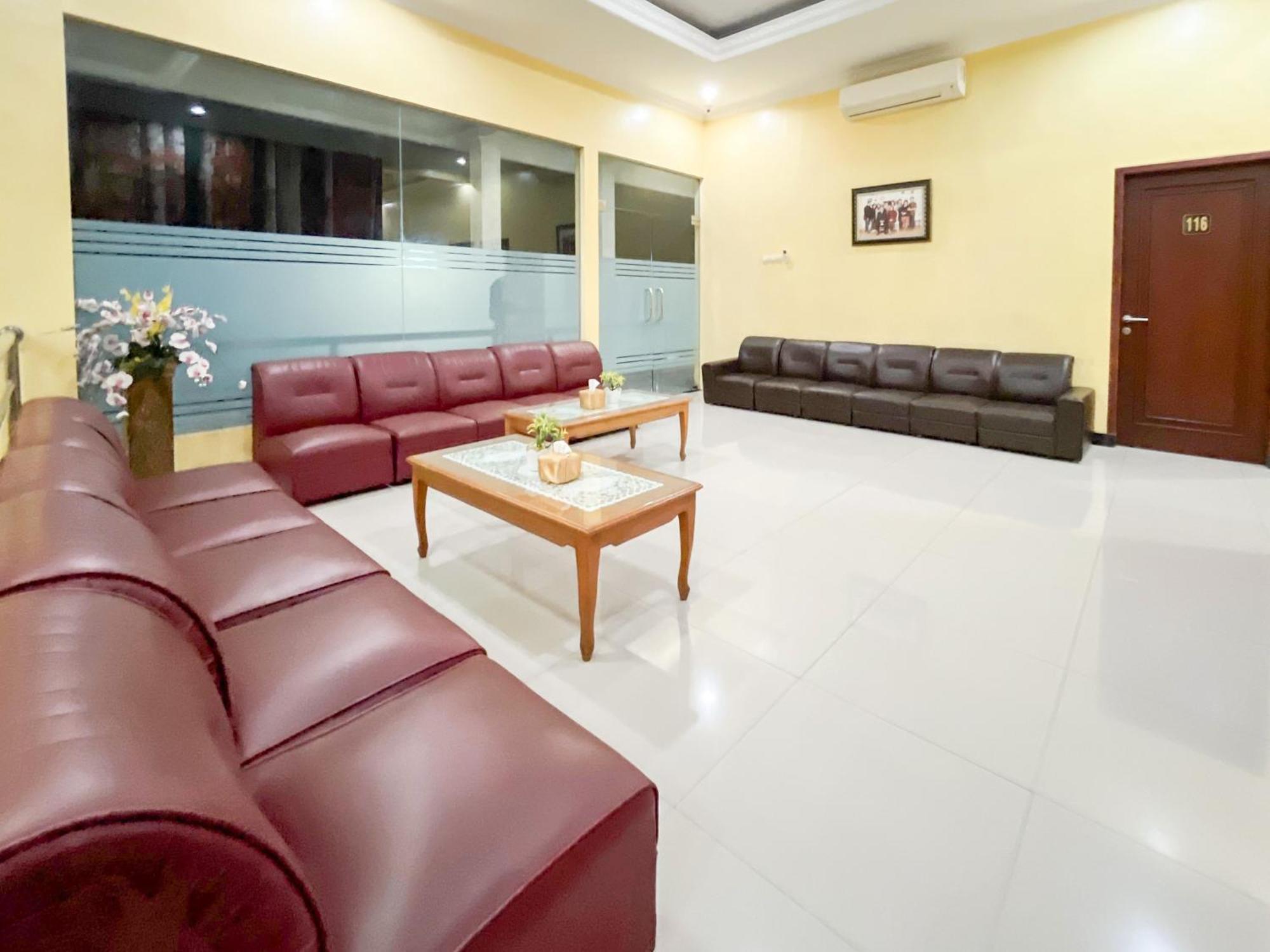 Kartika Hotel Syariah Pacitan Mitra Reddoorz Dış mekan fotoğraf